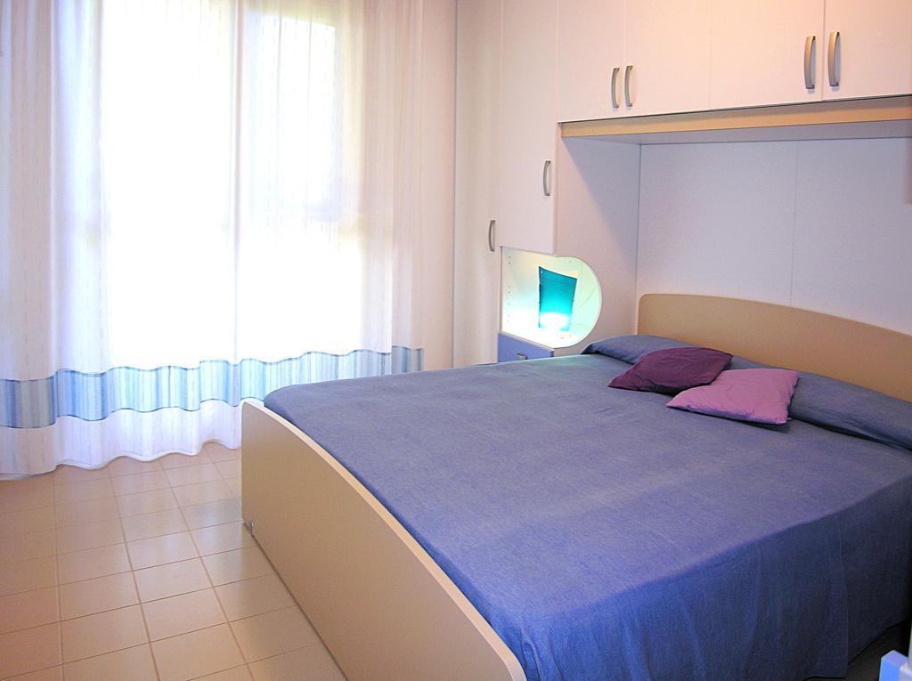 Apartment Gemini Con Piscina Бибионе Стая снимка