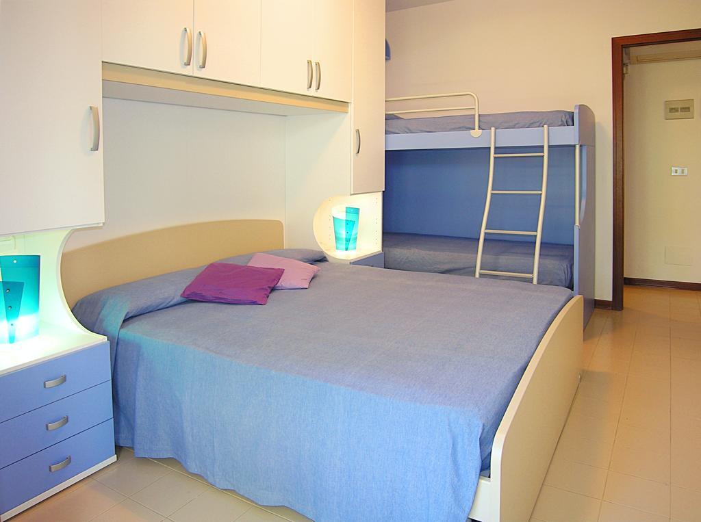 Apartment Gemini Con Piscina Бибионе Стая снимка