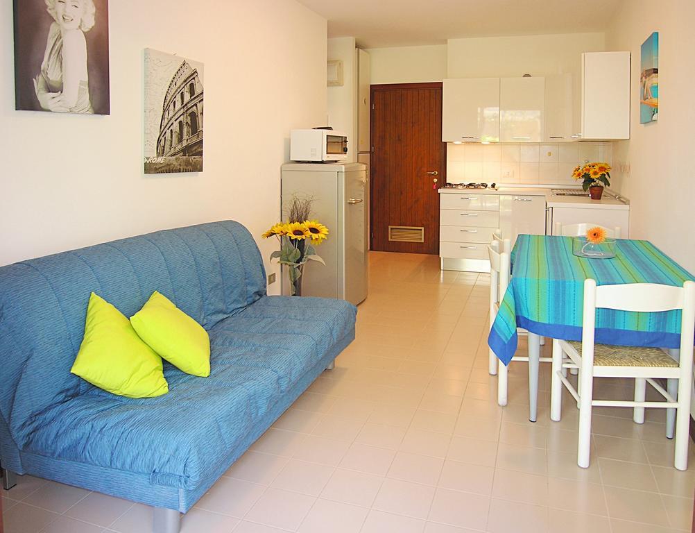 Apartment Gemini Con Piscina Бибионе Стая снимка