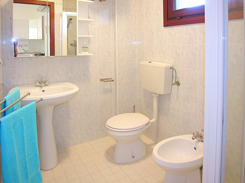 Apartment Gemini Con Piscina Бибионе Стая снимка