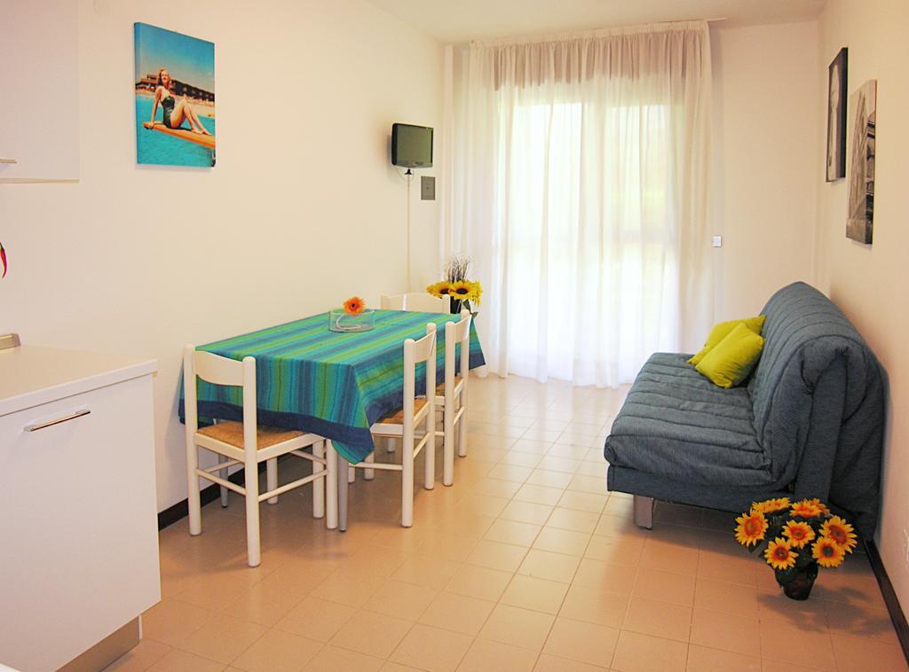 Apartment Gemini Con Piscina Бибионе Стая снимка