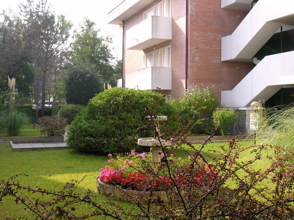 Apartment Gemini Con Piscina Бибионе Екстериор снимка